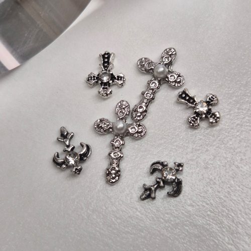 Y2K Retro Goth Charm - 3D Körömdísz  - Kereszt