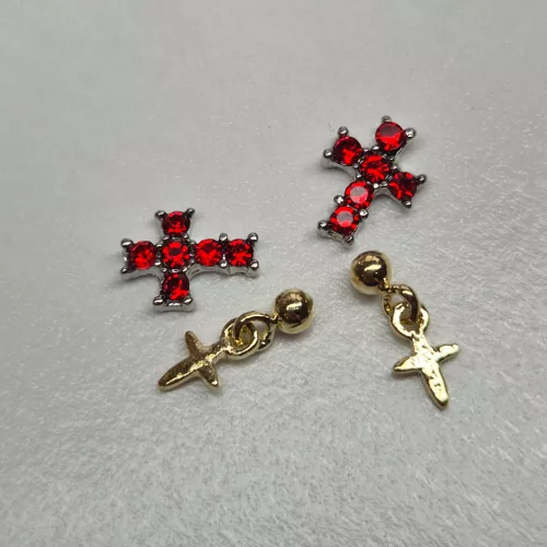 Y2K Retro Goth Charm - 3D Körömdísz  - Piros Strasszos Kereszt